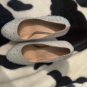 I am selling pairs of shoes